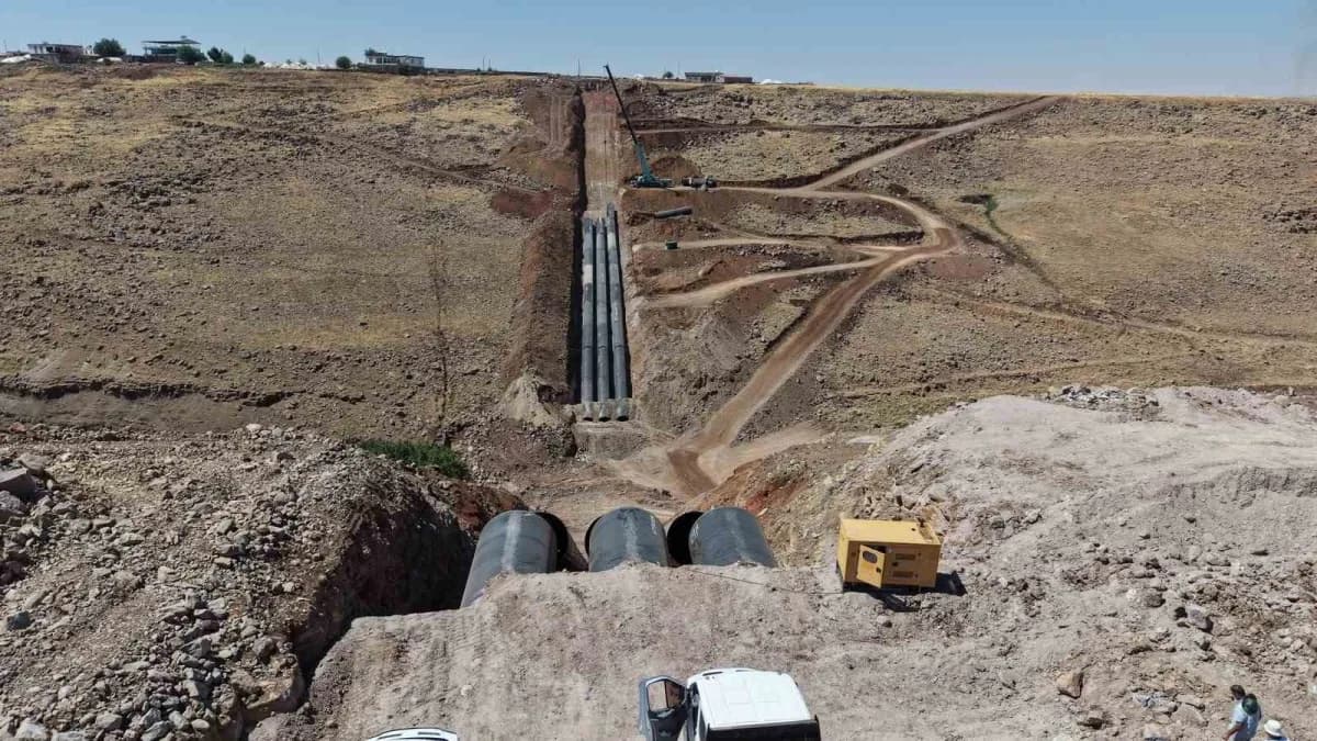 Diyarbakır'da Kralkızı-Dicle P3 Pompaj Sulaması Projesi kapsamında yapılan sulama kanalı ve pompa istasyonu inşaatı