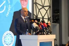 KTO Başkan Adayı Ali Alkan, Kayseri'de düzenlenen proje tanıtım toplantısında konuşma yapıyor