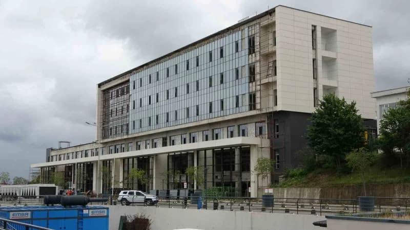 Trabzon’da Karadeniz Teknik Üniversitesi (KTÜ) bünyesinde 10 yıl önce temeli atılan Çocuk Hastanesi geçen sürede bir tür