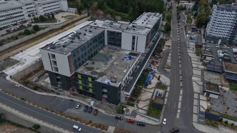 Trabzon'da Karadeniz Teknik Üniversitesi (KTÜ) bünyesinde 10 yıl önce temeli atılan Çocuk Hastanesi geçen sürede bir tür
