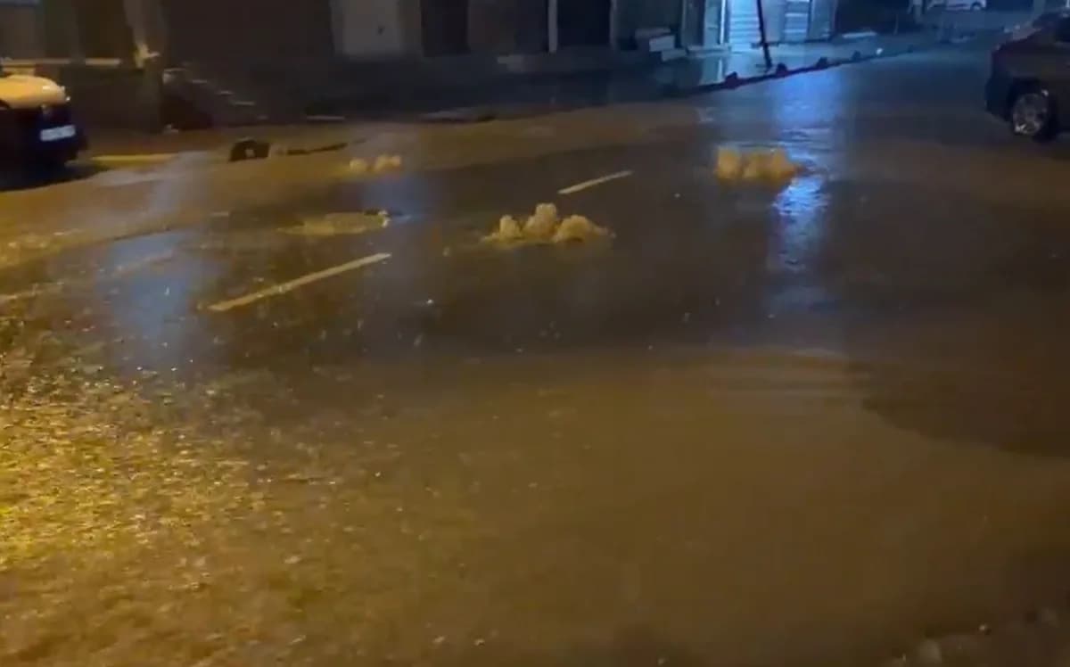Küçükçekmece’de sağanak yağış nedeniyle yollar göle döndü rögarlar taştı.