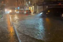 Küçükçekmece Kanarya Mahallesi İstasyon Caddesi’nde sağanak yağış sonrası suyla kaplanmış yol ve taşan rögarlar