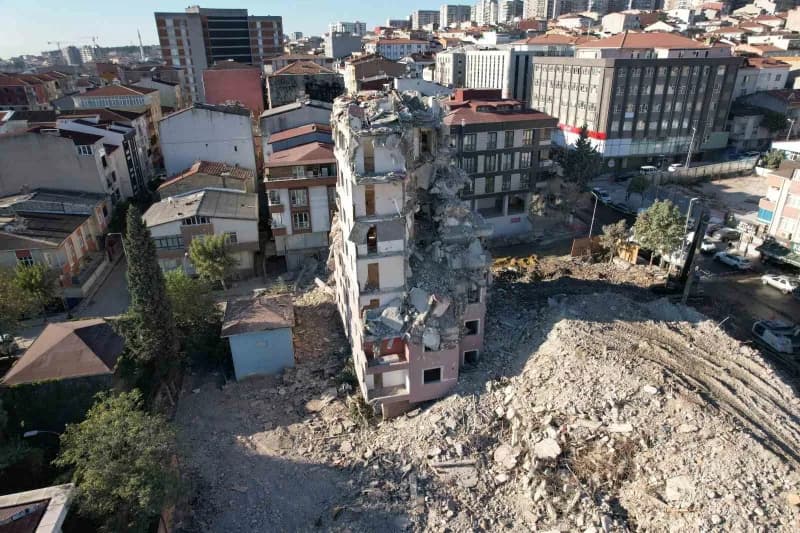 İstanbul Küçükçekmece’de dün kentsel dönüşüm çalışması aşamasında olan ve akşam kendiliğinden yıkılan 6 katlı bina gündü