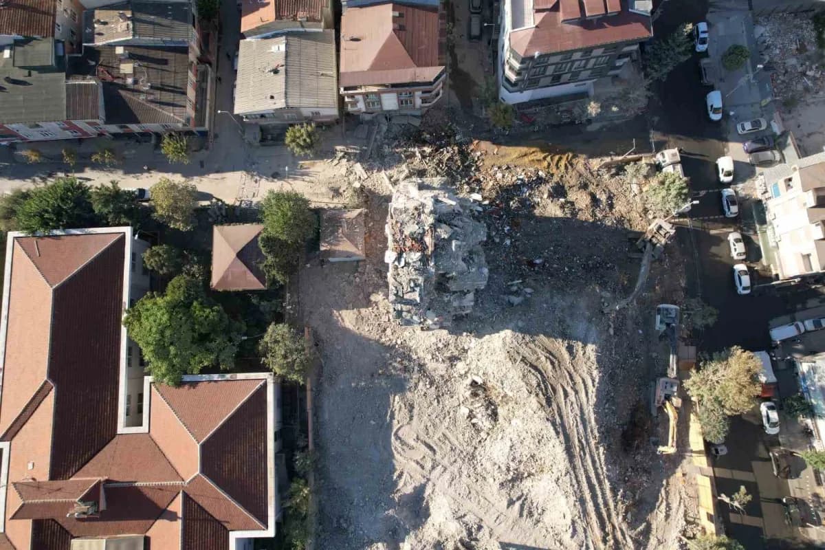 İstanbul Küçükçekmece’de dün kentsel dönüşüm çalışması aşamasında olan ve akşam kendiliğinden yıkılan 6 katlı bina gündü