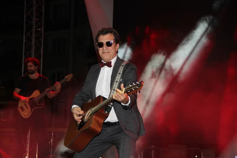 Manisa Kula'da Ayna grubunun kurtuluş yıl dönümü konserinden renkli sahne görüntüleri