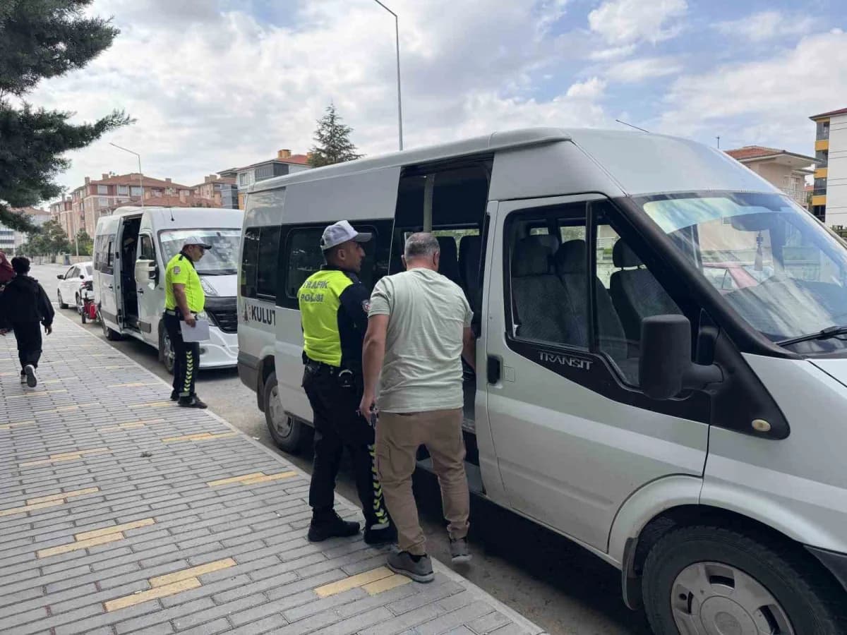 Konya Kulu'da polis ekipleri okul servisleri ve çevrelerinde denetim yapıyor