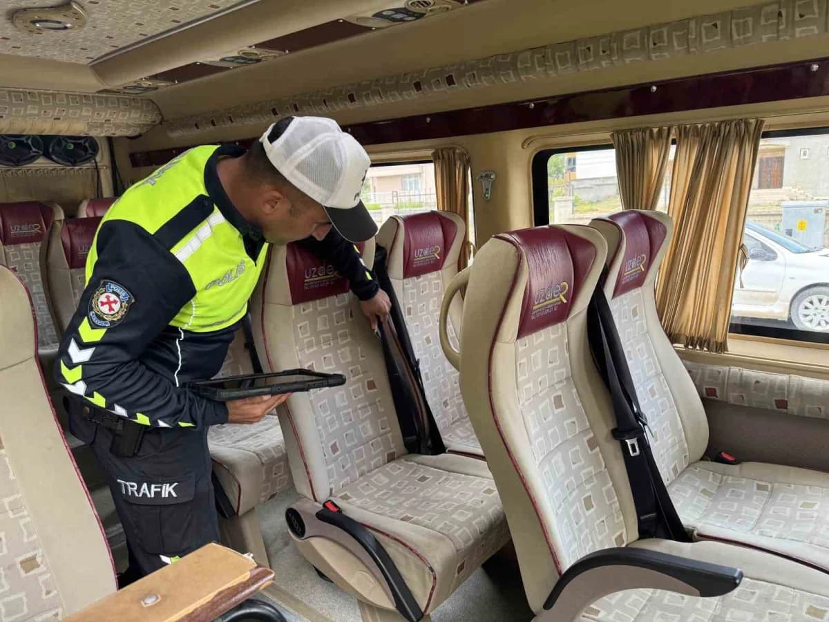 Konya’nın Kulu ilçesinde polis ekipleri tarafından okul çevreleri ile öğrenci servislerine yönelik denetim gerçekleştiri