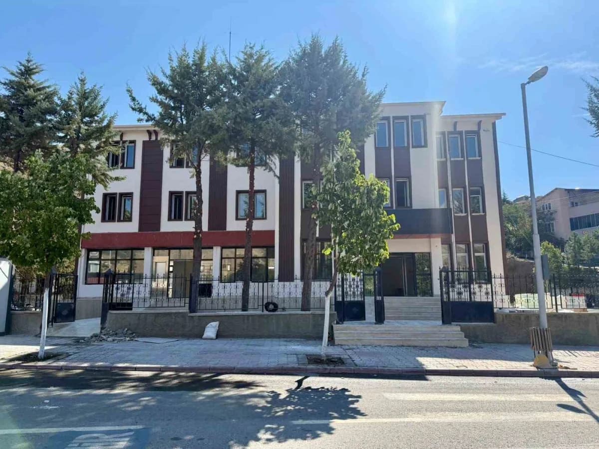 Malatya Kuluncak ilçesinde yapımı devam eden 50 yataklı otel inşaatı