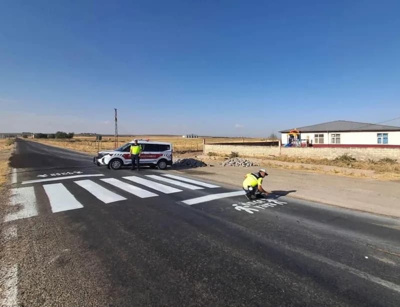 Siirt'in Kurtalan ilçesinde öğrencilerin güvenliğini sağlamak ve sürücülerde Yaya geçidi farkındalığını artırmak amacıyl