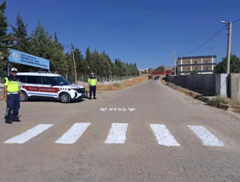 Siirt'in Kurtalan ilçesinde öğrencilerin güvenliğini sağlamak ve sürücülerde Yaya geçidi farkındalığını artırmak amacıyl