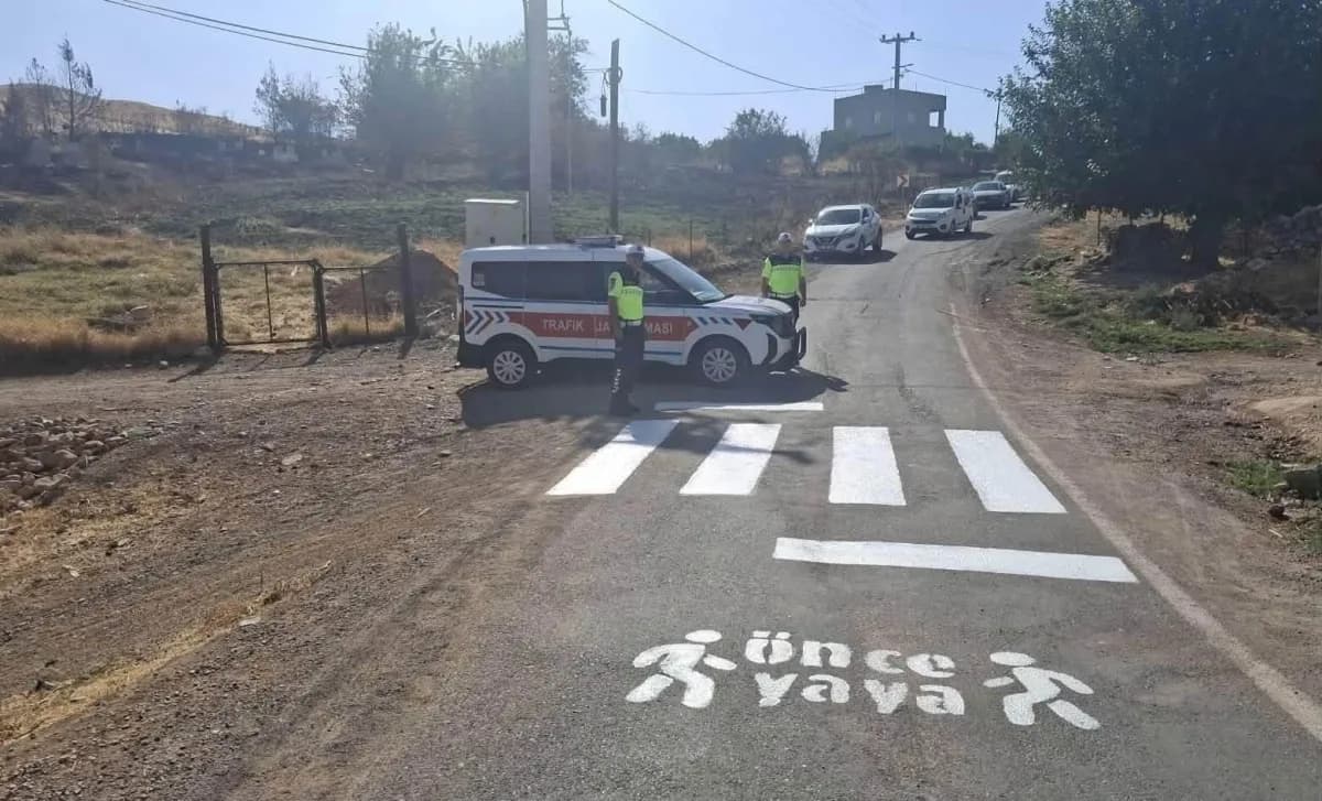 Siirt Kurtalan’da okul önünde yenilenen yaya geçidi ve trafik işaretlemeleri