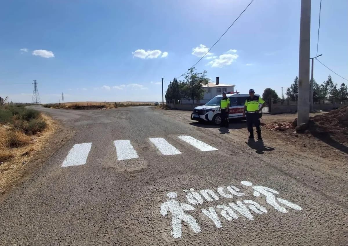 Siirt'in Kurtalan ilçesinde öğrencilerin güvenliğini sağlamak ve sürücülerde Yaya geçidi farkındalığını artırmak amacıyl