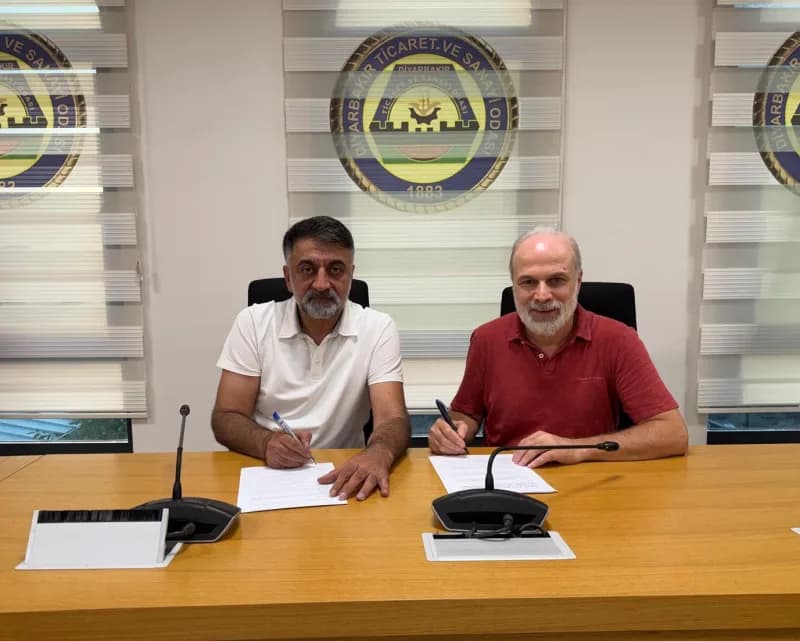 Diyarbakır Ticaret ve Sanayi Odası ve Mezopotamya Vakfı yetkilileri protokol imzalarken