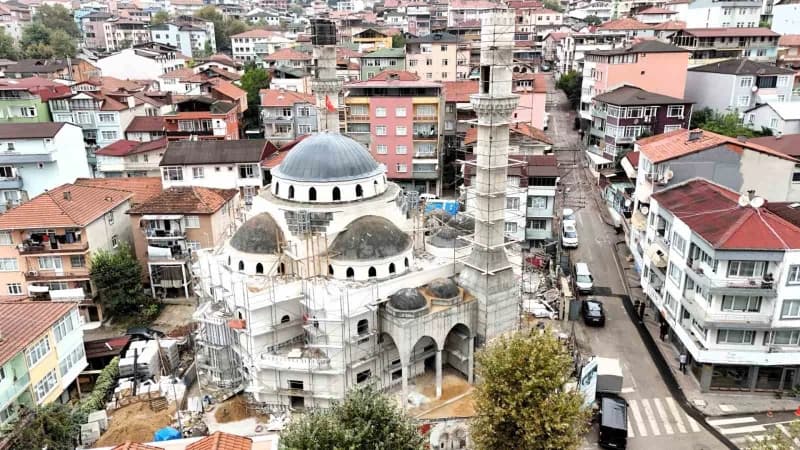Kocaeli Kuruçeşme Merkez Camisi inşaatında kubbe ve dış cephe çalışmaları devam ediyor