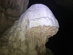 Kuşadası Kirazlı Mahallesi'nde bulunan Aslanlı Mağarası'nın doğal sarkıt ve dikit oluşumları