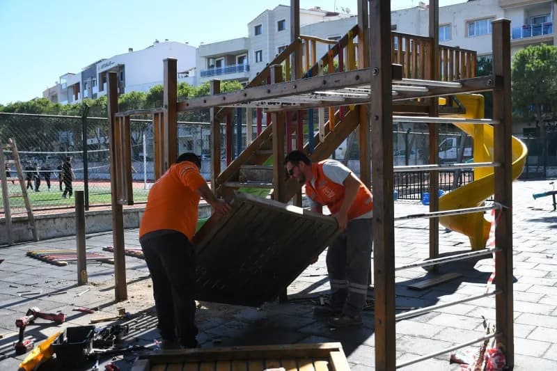 Kuşadası’nda çocukların oyun alanları yenileniyor