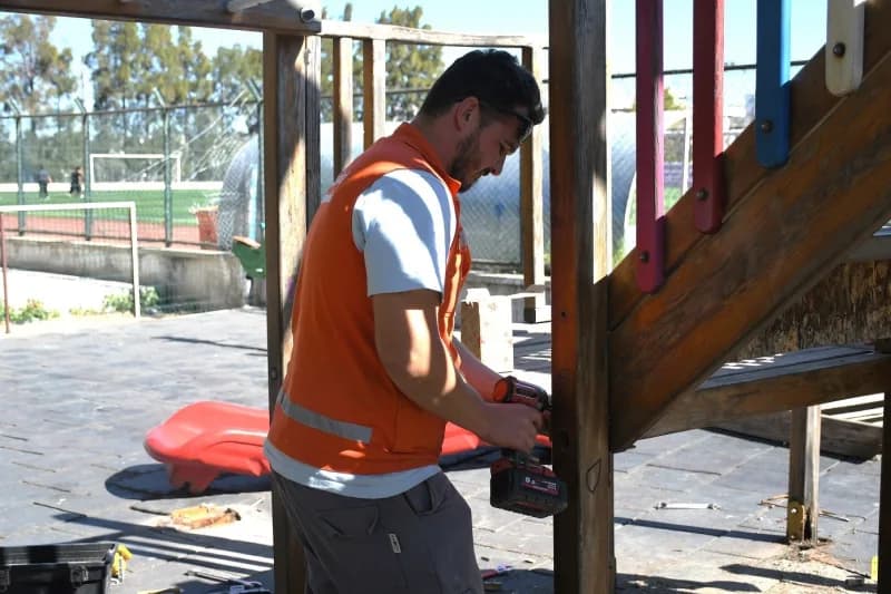 Kuşadası’nda çocukların oyun alanları yenileniyor