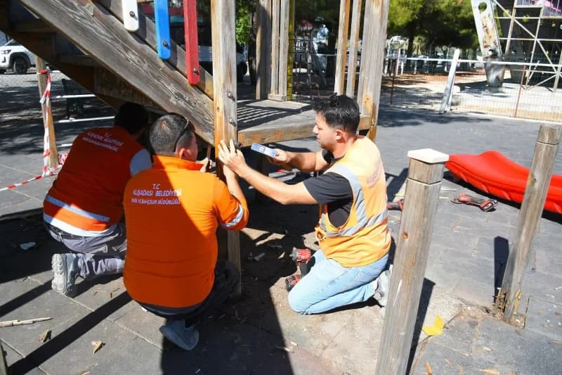 Kuşadası’nda çocukların oyun alanları yenileniyor
