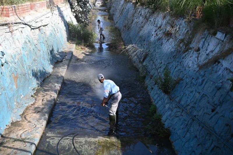 Kuşadası Belediyesi ekipleri, Cumhuriyet Mahallesi’ndeki Damlacık Deresi’nde rutin Temizlik ve yıkama çalışması gerçekle