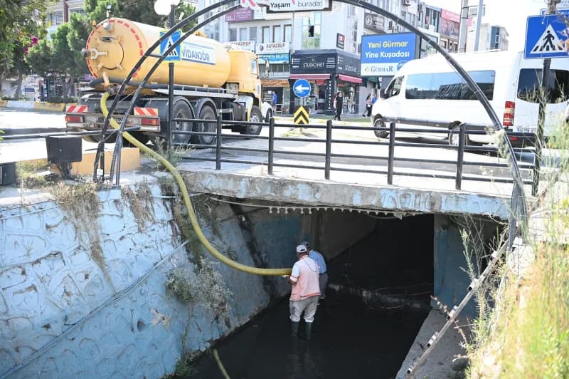 Kuşadası Cumhuriyet Mahallesi Damlacık Deresi’nde temizlik çalışması yapan belediye ekipleri