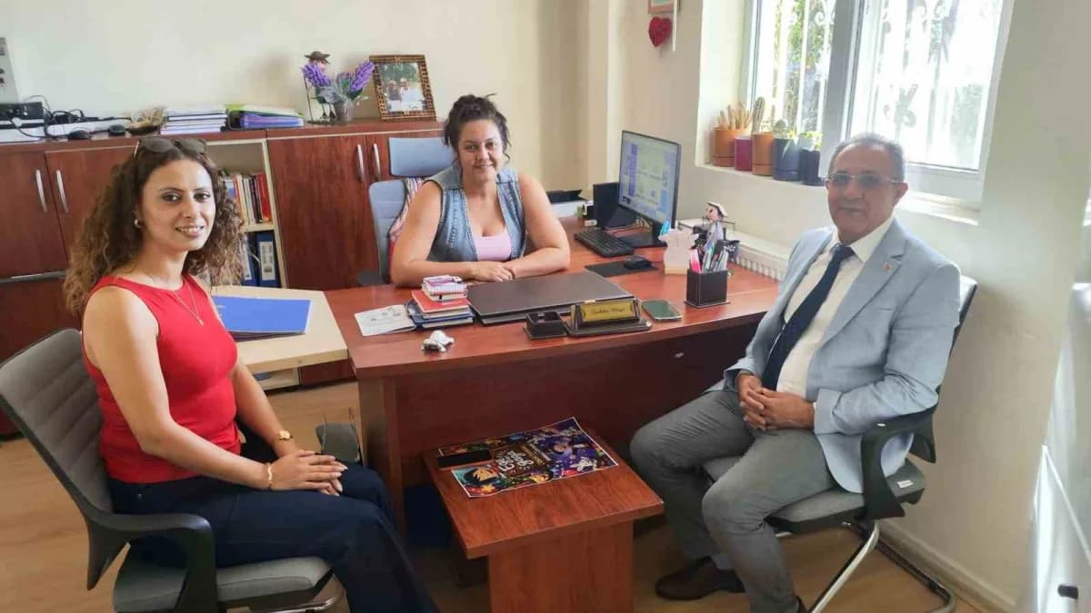 Aydın’ın Kuşadası ilçesinde İlçe Milli Eğitim Müdürü Şerafettin Yapıcı, Mücella Emgin Anaokulu’nu ziyaret ederek okulda