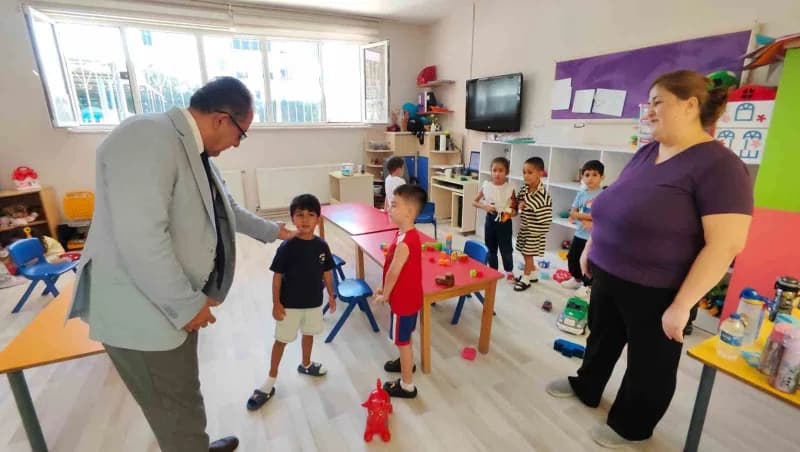 Aydın’ın Kuşadası ilçesinde İlçe Milli Eğitim Müdürü Şerafettin Yapıcı, Mücella Emgin Anaokulu’nu ziyaret ederek okulda