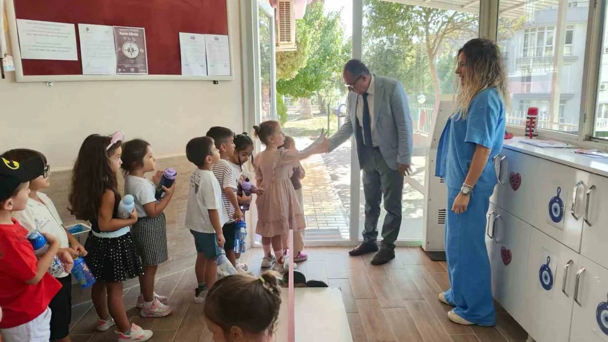 Kuşadası Mücella Emgin Anaokulu’nda eğitim faaliyetlerini inceleyen İlçe Milli Eğitim Müdürü Şerafettin Yapıcı öğrencile