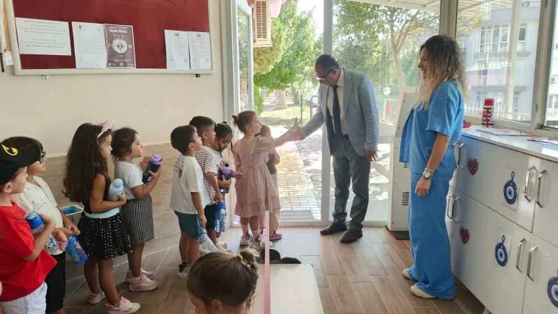 Kuşadası Mücella Emgin Anaokulu’nda eğitim faaliyetlerini inceleyen İlçe Milli Eğitim Müdürü Şerafettin Yapıcı öğrencile