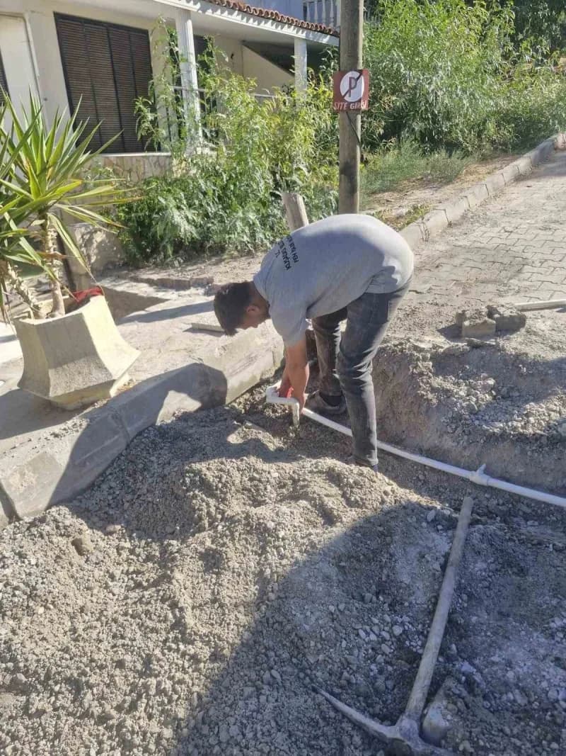 Kuşadası Belediyesi Fen İşleri Müdürlüğü ekipleri, bu hafta kent genelinde 68 farklı noktada yol yapım, bakım ve onarım