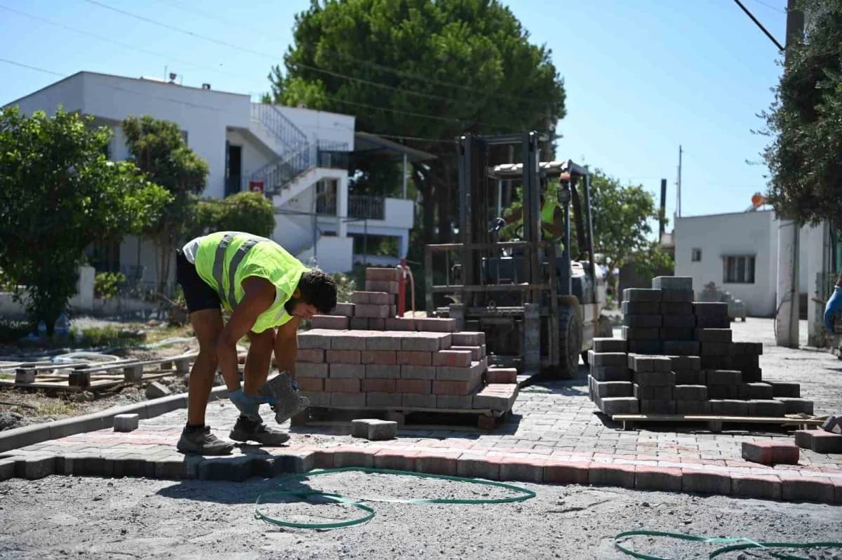 Kuşadası Belediyesi Fen İşleri Müdürlüğü ekipleri, bu hafta kent genelinde 68 farklı noktada yol yapım, bakım ve onarım