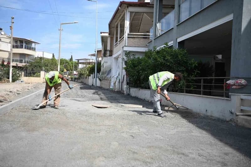 Kuşadası Belediyesi Fen İşleri Müdürlüğü ekipleri, bu hafta kent genelinde 68 farklı noktada yol yapım, bakım ve onarım