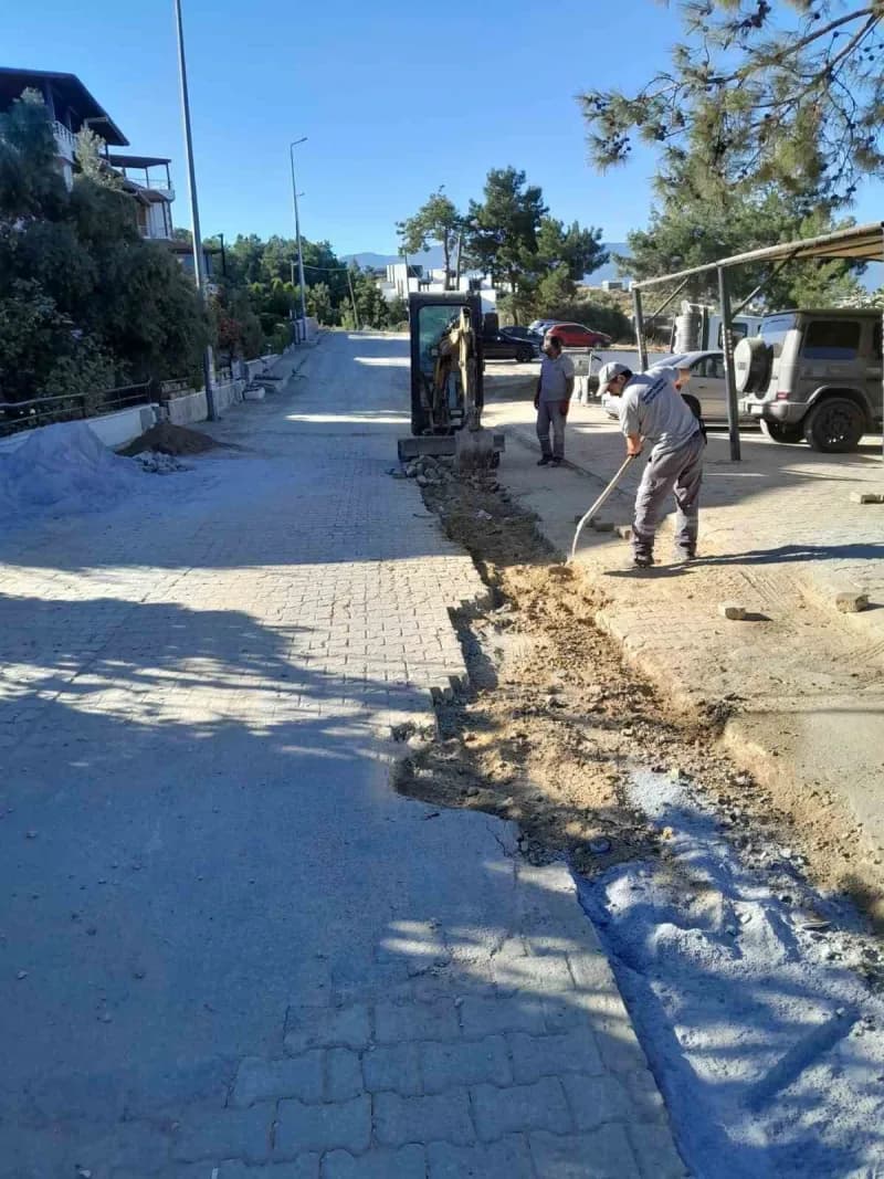 Kuşadası Belediyesi Fen İşleri Müdürlüğü ekipleri, bu hafta kent genelinde 68 farklı noktada yol yapım, bakım ve onarım