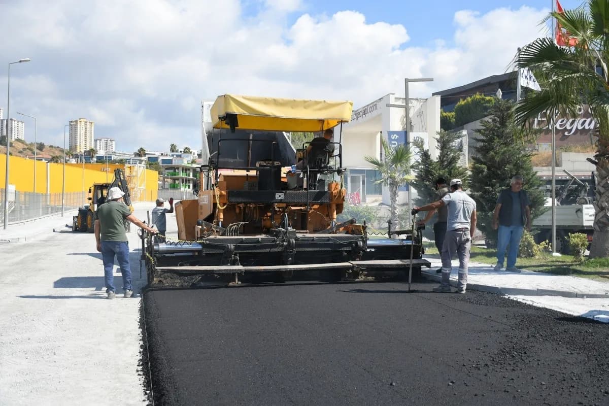 Kuşadası Fen İşleri ekipleri yol yapım ve bakım çalışması yaparken görüntü