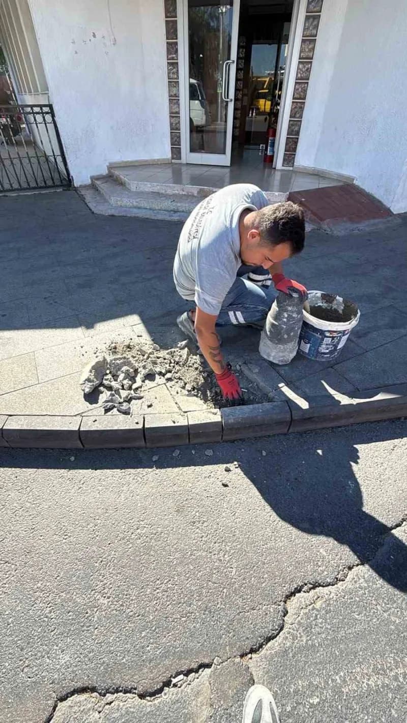 Kuşadası Belediyesi Fen İşleri Müdürlüğü ekipleri, bu hafta kent genelinde 68 farklı noktada yol yapım, bakım ve onarım