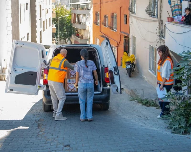 Kuşadası Belediyesi, yıl boyunca sürdürdüğü gıda kolisi desteği kapsamında ocak ayından bu yana ihtiyaç sahibi ailelere