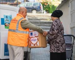 Kuşadası Belediyesi ekipleri ihtiyaç sahiplerine gıda kolisi dağıtıyor