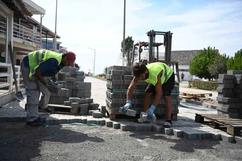 Kuşadası Belediyesi’nin Karaova Mahallesi Zitur Sitesi çevresinde yürüttüğü kilit parke çalışmasında 12 bin metrekarelik