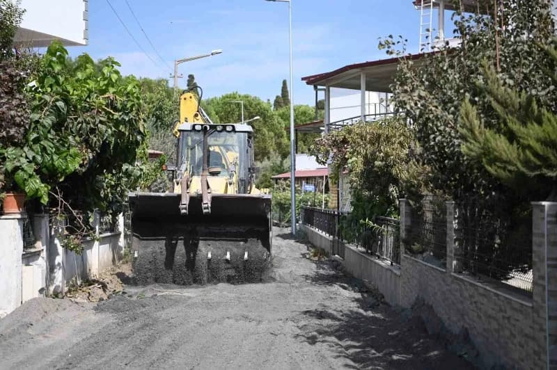 Kuşadası Belediyesi’nin Karaova Mahallesi Zitur Sitesi çevresinde yürüttüğü kilit parke çalışmasında 12 bin metrekarelik