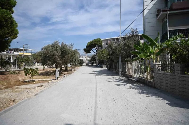 Kuşadası Belediyesi’nin Karaova Mahallesi Zitur Sitesi çevresinde yürüttüğü kilit parke çalışmasında 12 bin metrekarelik