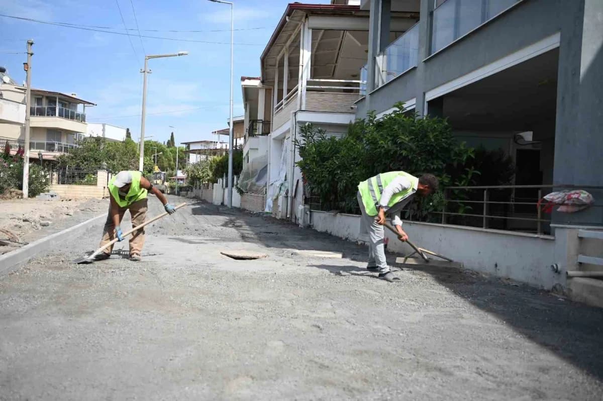 Kuşadası Belediyesi’nin Karaova Mahallesi Zitur Sitesi çevresinde yürüttüğü kilit parke çalışmasında 12 bin metrekarelik