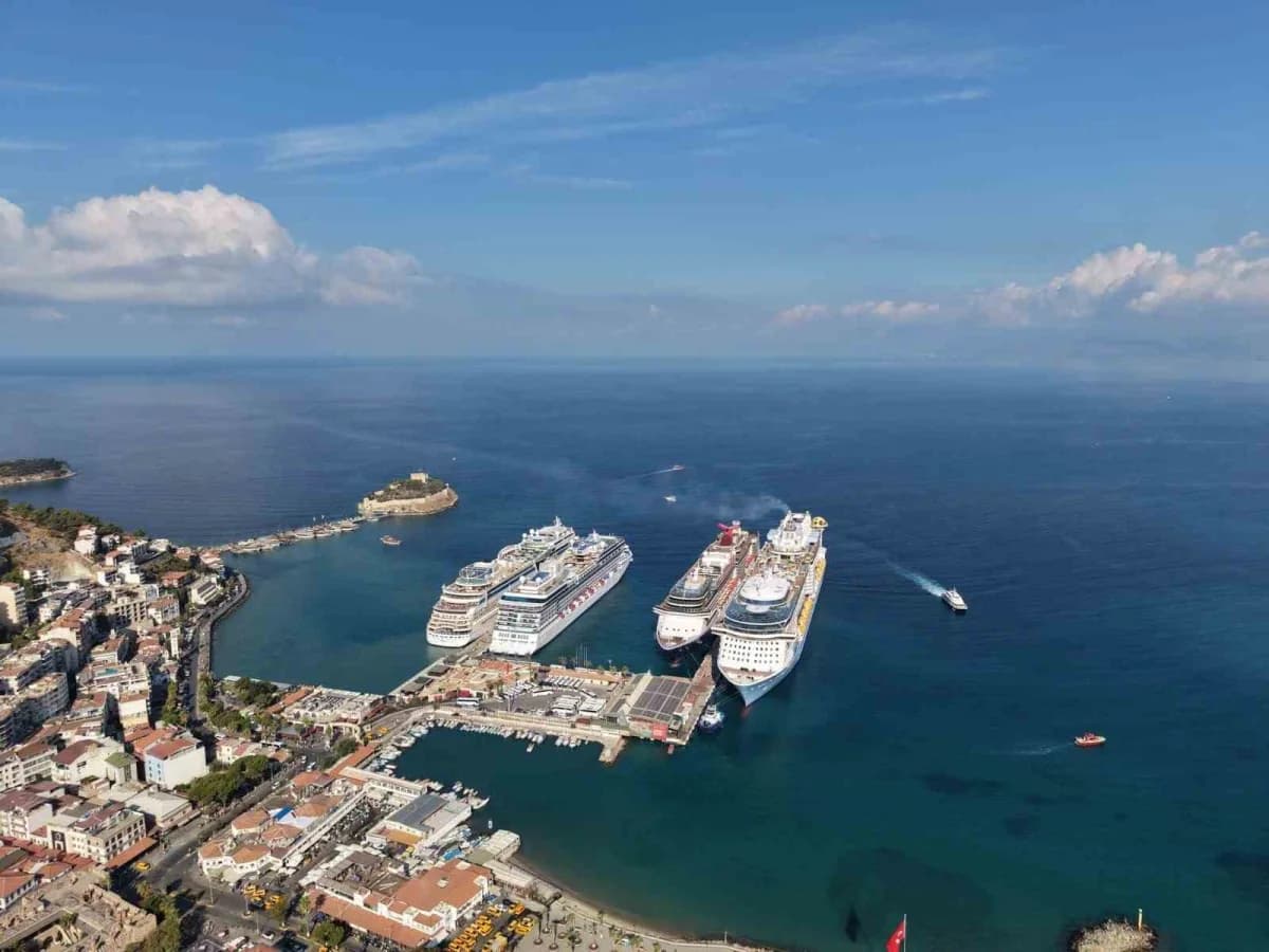 Kuşadası’na 4 kruvaziyerle 11 bin 811 turist geldi