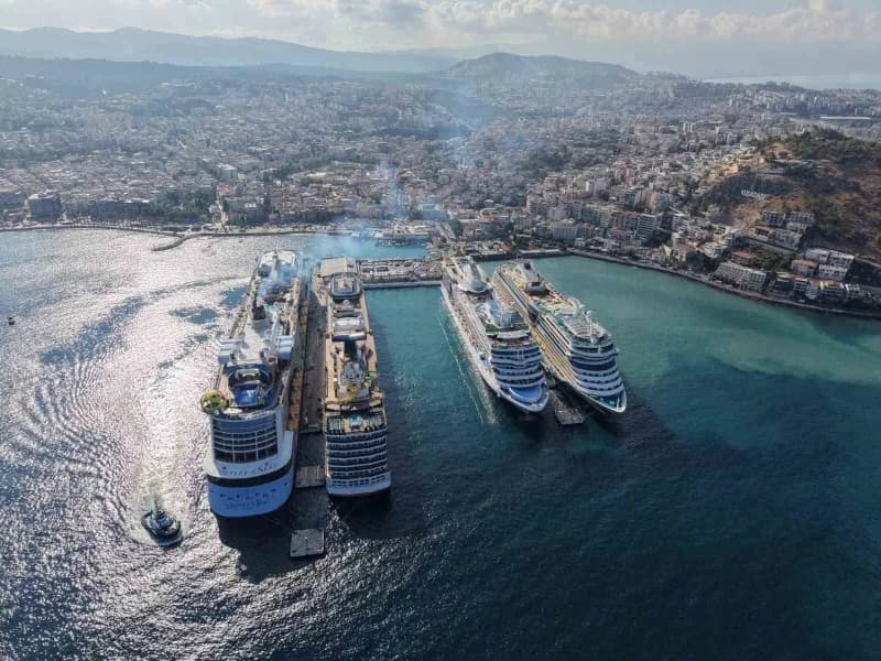 Kuşadası Ege Port Limanı’na yanaşan dört kruvaziyer gemisi ve limanda turist yoğunluğu