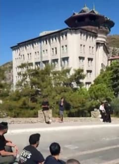 Kuşadası’nda Ladonia Hotel Adakule önünde toplanan maaşlarını alamayan çalışanlar eylem yapıyor