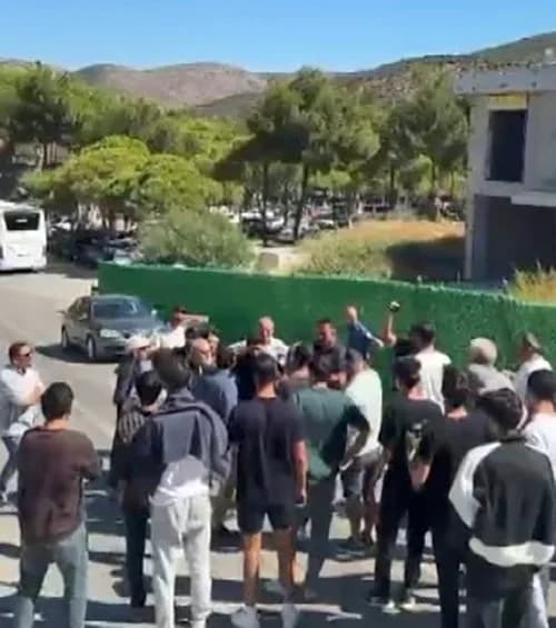 Aydın'ın Kuşadası ilçesinde hizmet veren beş yıldızlı Ladonia Hotel Adakule'de, iddiaya göre aylardır maaşlarını alamaya