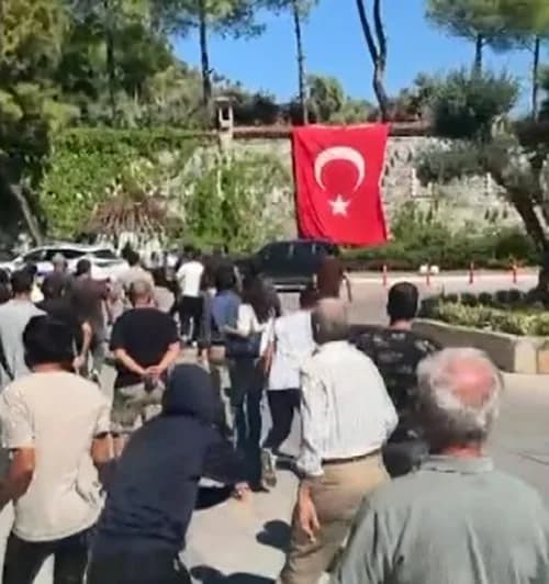 Aydın'ın Kuşadası ilçesinde hizmet veren beş yıldızlı Ladonia Hotel Adakule'de, iddiaya göre aylardır maaşlarını alamaya
