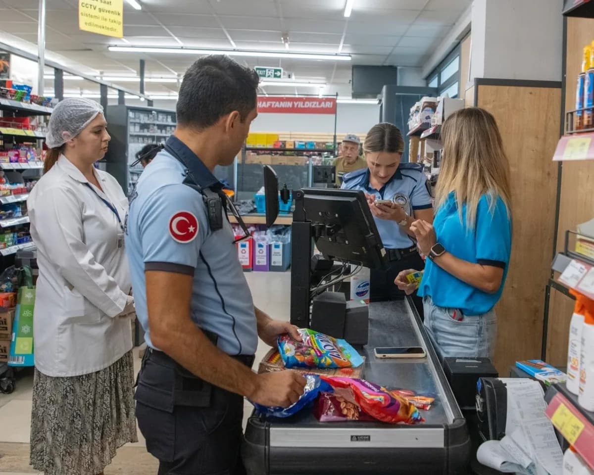 Kuşadası Belediyesi Zabıta Müdürlüğü’ne bağlı ekipler, kent genelindeki zincir marketlerde kapsamlı denetimlerini sürdür