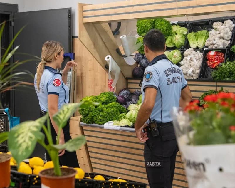 Kuşadası Belediyesi Zabıta Müdürlüğü’ne bağlı ekipler, kent genelindeki zincir marketlerde kapsamlı denetimlerini sürdür