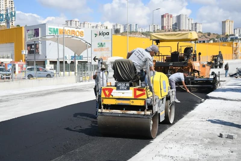Kuşadası Belediyesi ekipleri, Değirmendere Mahallesi 840 Sokak’ta yaklaşık 2 bin metrekarelik alanda sıcak asfalt çalışm