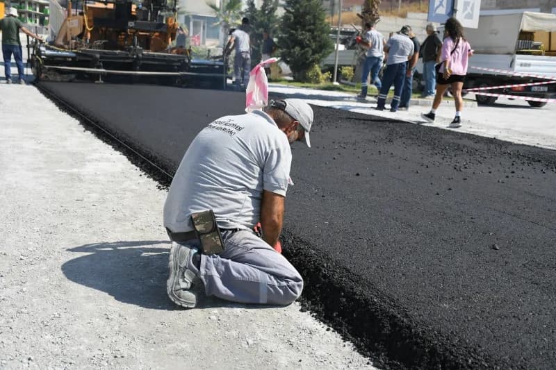 Kuşadası Belediyesi ekipleri, Değirmendere Mahallesi 840 Sokak’ta yaklaşık 2 bin metrekarelik alanda sıcak asfalt çalışm