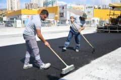 Kuşadası Değirmendere Mahallesi 840 Sokak'ta sıcak asfalt çalışması yapan belediye ekipleri